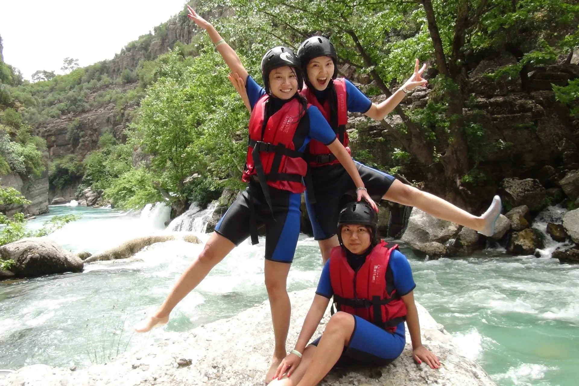 Rafting a kajakarstwo - czym się różnią i co wybrać